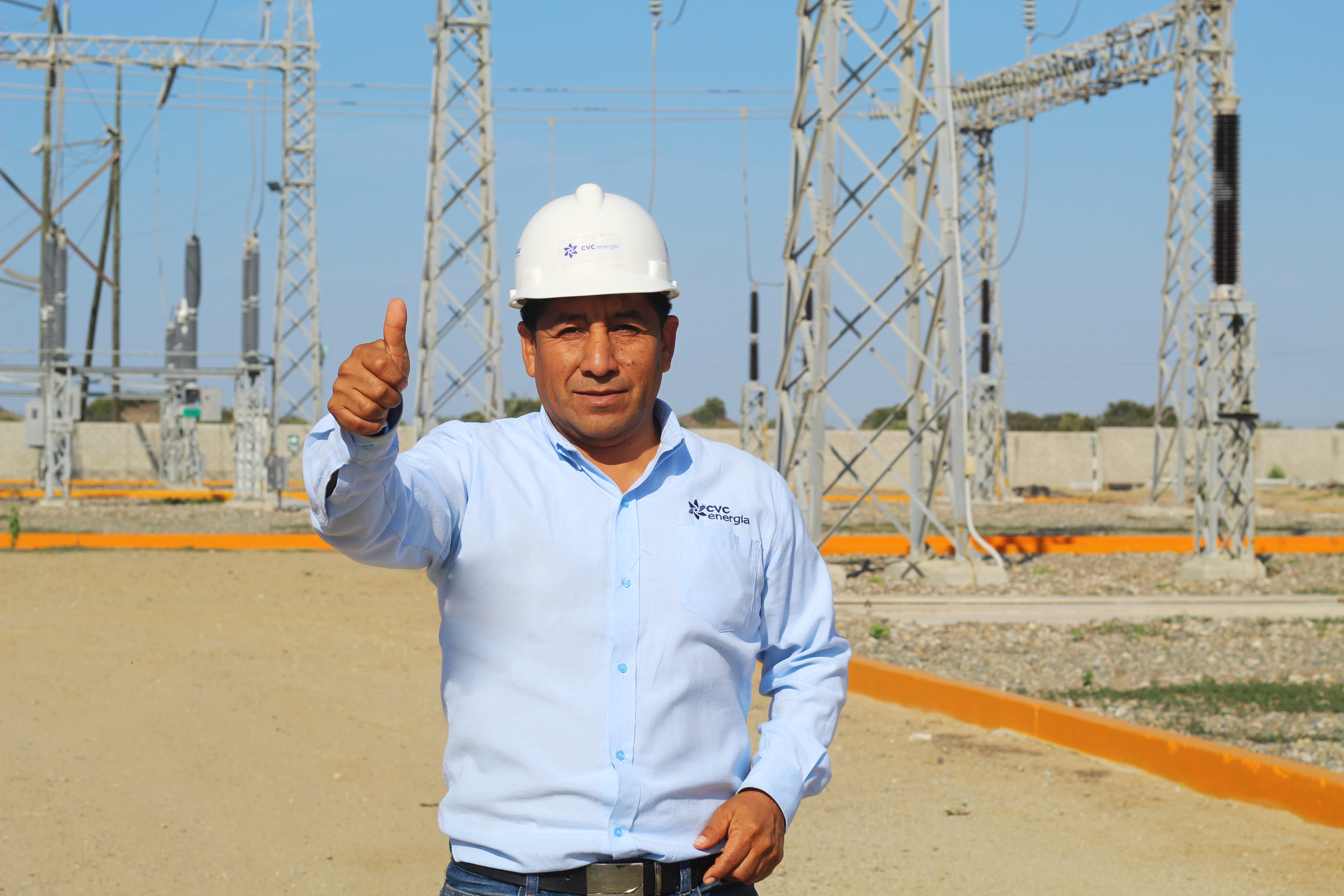Ingeniero de obra con brazos cruzados