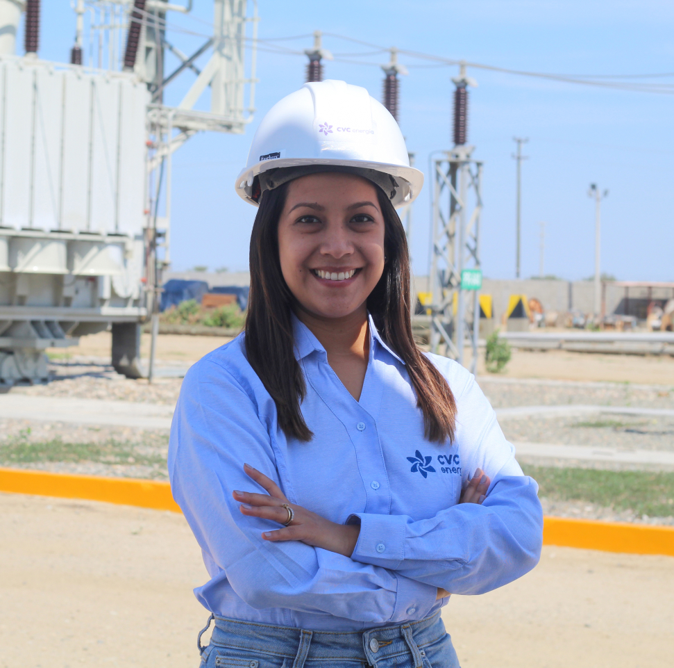 Ingeniero de obra con brazos cruzados