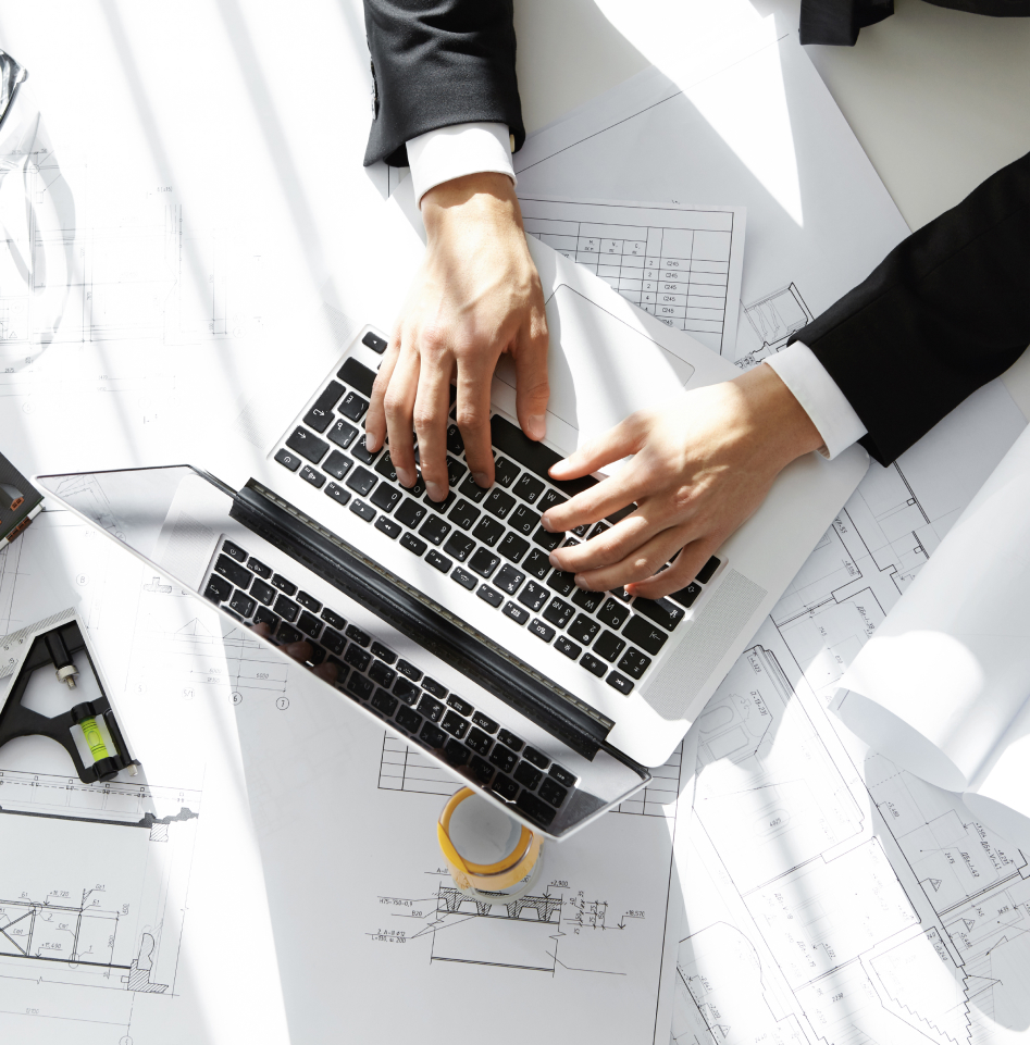 Ingeniero de obra con brazos cruzados