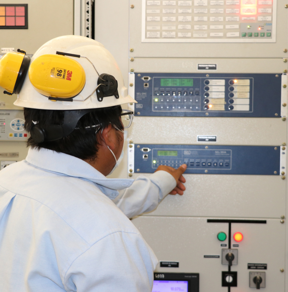 Ingeniero de obra con brazos cruzados