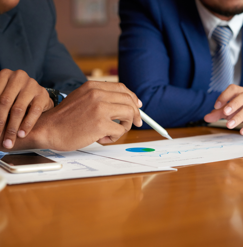 Ingeniero de obra con brazos cruzados
