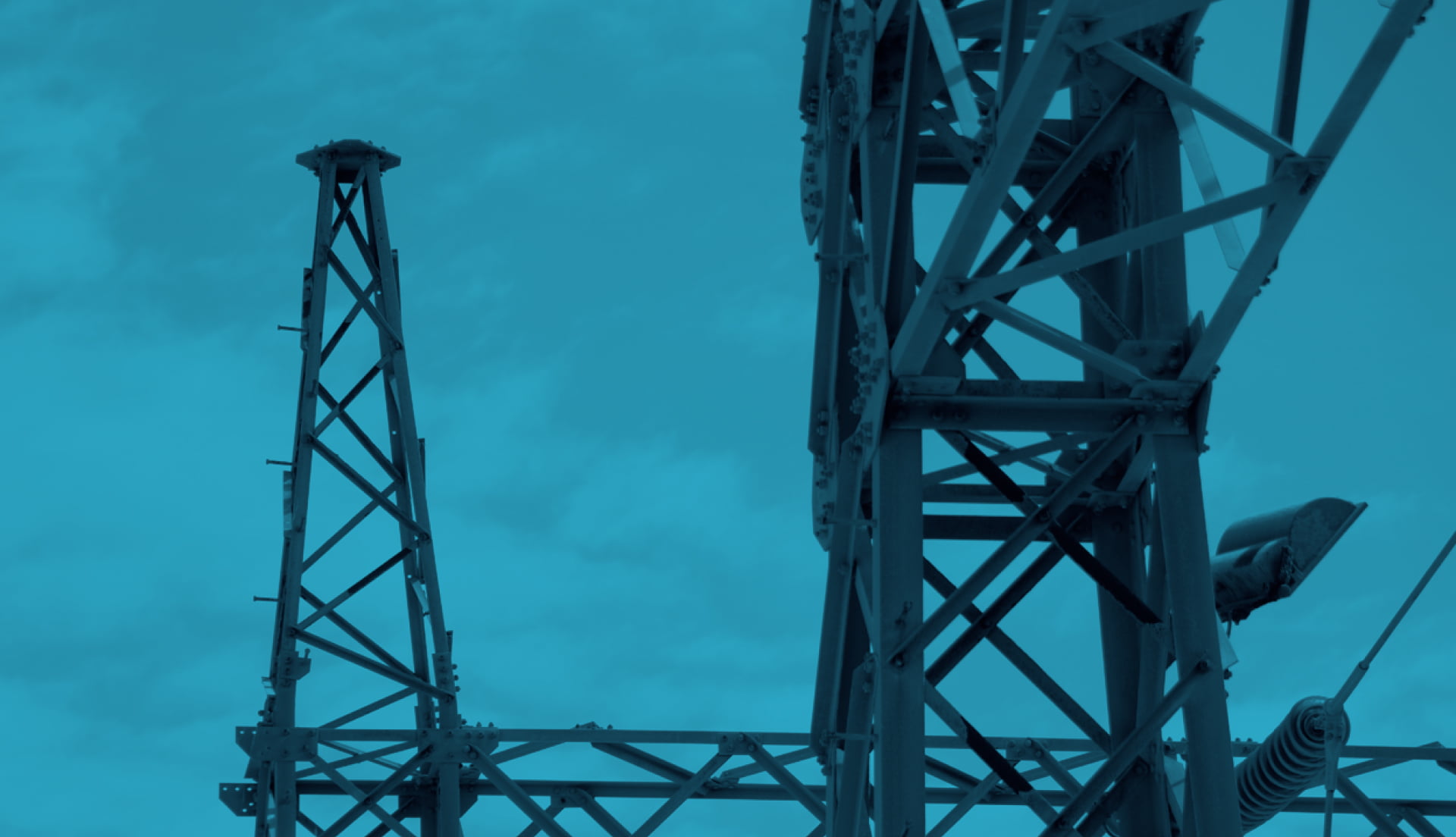 Torre eléctrica con cielo despejado