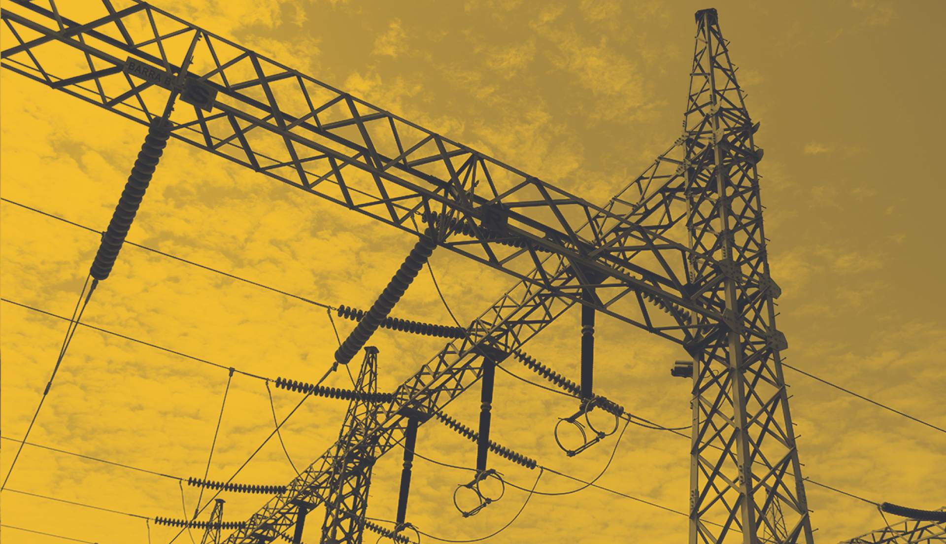 Torre eléctrica con cielo despejado